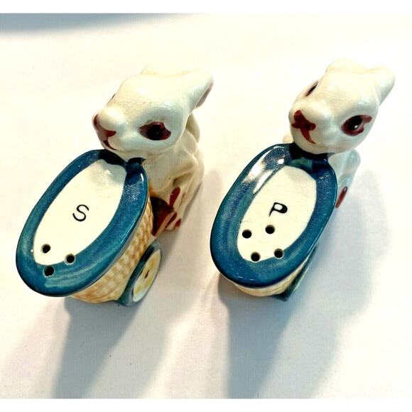 Salt & Pepper Shakers Set Bunny Rabbits Pushing Baskets Vintage Anthropomorphic - Picture 3 of 9